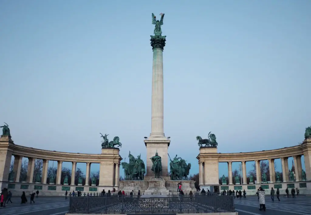 budapest Tipps heroes square statue säule
